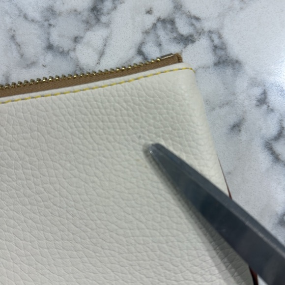 ￼New without tag Dooney and Bourke large wristlet wallet. Creamy white. - Picture 4 of 9